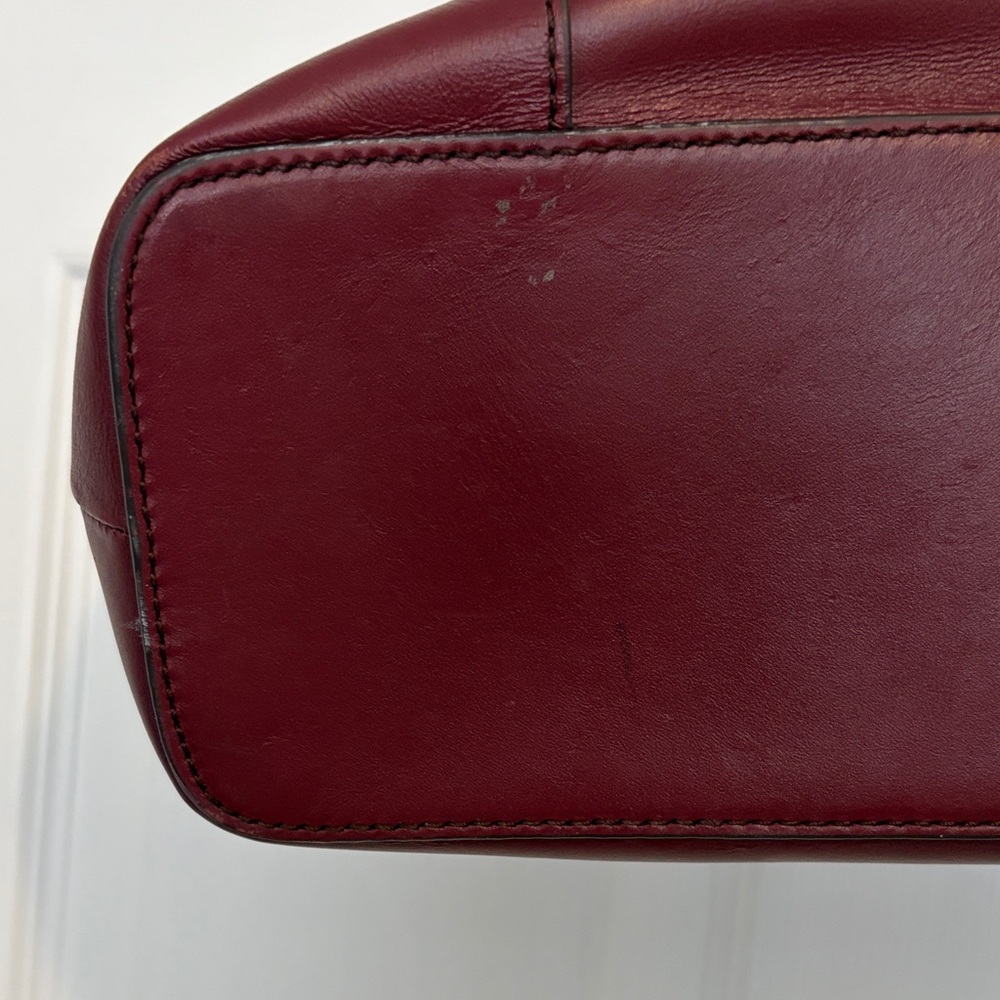 A Etienne Aigner Elegant Burgundy Leather Tote Bag. - Picture 13 of 13
